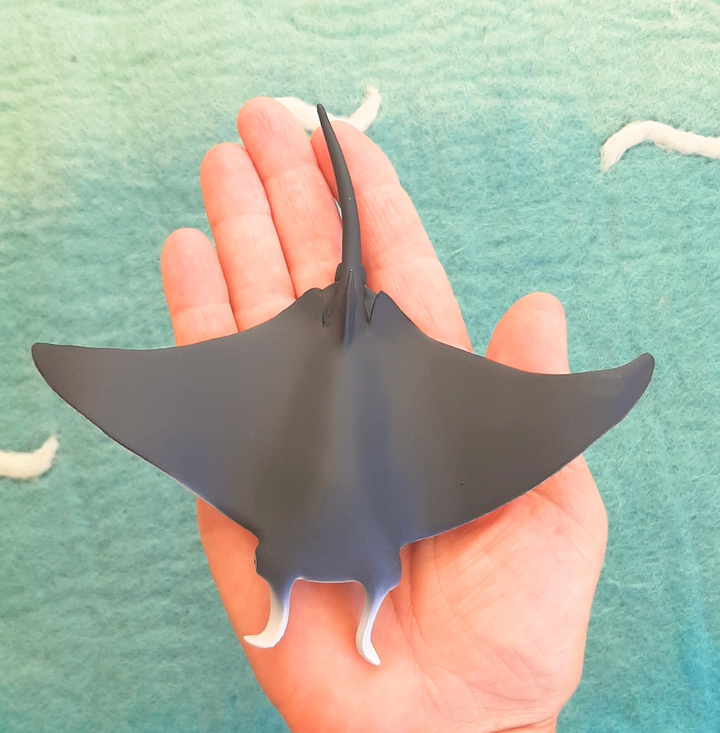 very realistic manta ray toy model figurine